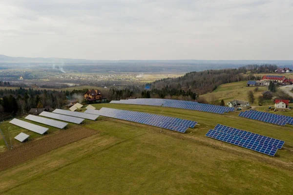Kırsal Alanda Yenilenebilir Temiz Enerji Üreten Mavi Güneş Fotoğraflı Voltaik — Stok fotoğraf