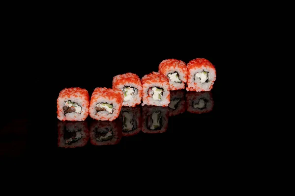 Filadelfia Bułka Łososiem Serem Ogórkiem Czarnym Tle Odbiciem Sushi Filadelfii — Zdjęcie stockowe