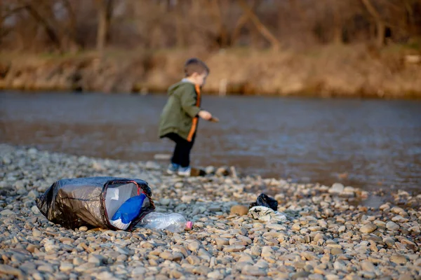 Environment Konzept Ein Kleiner Junge Sammelt Müll Und Plastikflaschen Strand — Stockfoto