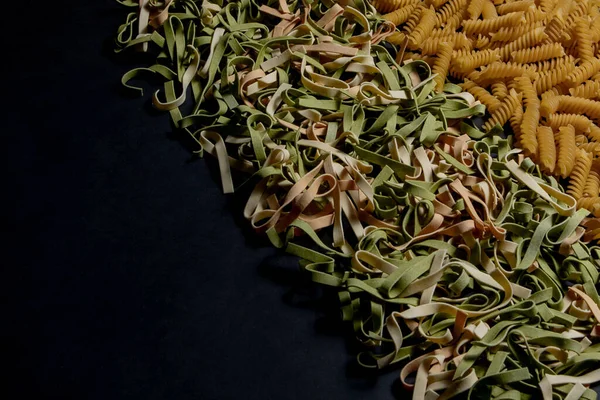 ドライイタリアパスタの種類や形の多様性 イタリアのマカロニ生食の背景や食感 パスタ スパゲティ スパイラル状のパスタ — ストック写真