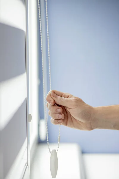 Man Test Cassette Rolgordijnen Ramen — Stockfoto