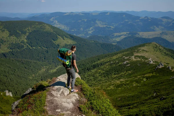 Escursionista Cima Alle Montagne Dei Carpazi Concetto Stile Vita Sportivo — Foto Stock