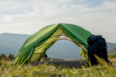 Gün doğumunda ya da günbatımında dağlardaki turistik çadır manzarası. Kamp geçmişi. Macera seyahati aktif yaşam tarzı özgürlük kavramı. Yaz tatili