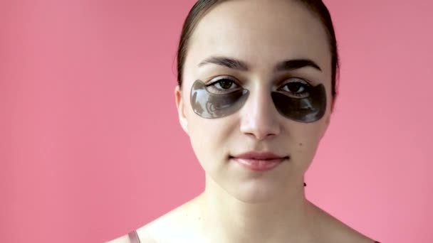 Menina Usa Manchas Pretas Sob Olhos Sorrindo Sentada Frente Espelho — Vídeo de Stock