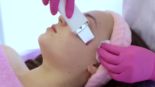 Ultradźwiękowy Scrabbing Młoda Kobieta Otrzymująca Kawitację Ultradźwiękową Oczyszczająca Skórę Twarzy — Wideo stockowe
