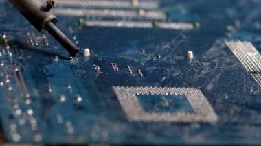 Lehim anakart. Mühendis lehim, büyüteç altında bir çip seti. Elektronik bakım mühendisi. Elektronik bileşenler.
