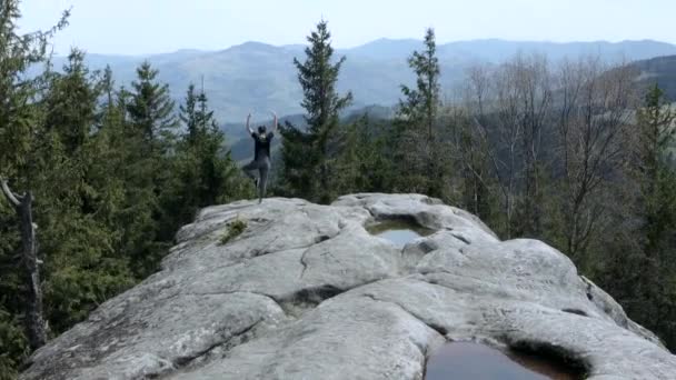 Young Man Doing Yoga Wonderful Mountain Place Νέα Εποχή Ενέργεια — Αρχείο Βίντεο