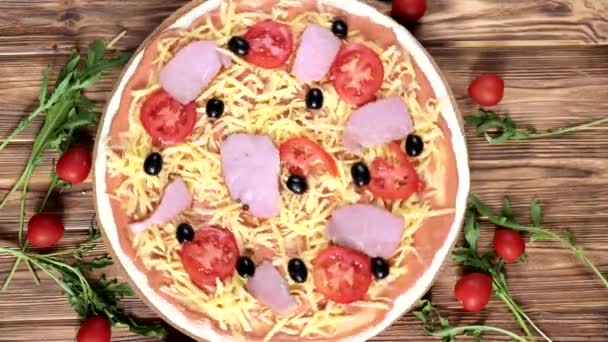 Surowa Pizza Pomidorami Oliwkami Szynką Włoski Styl Starym Drewnianym Stole — Wideo stockowe