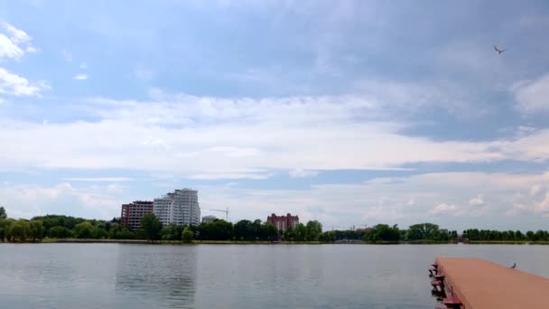 Timelapse Poruszające Się Chmury Nad Jeziorem — Wideo stockowe