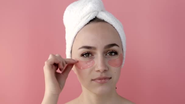Plesant Ragazza Nuda Applicare Maschere Occhi Collagene Sul Viso Fronte — Video Stock