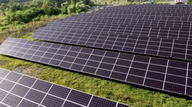 Güneş enerjisi istasyonunun hava görüntüsü, güneş ışığı, yenilenebilir enerji, güneş enerjisi ve güneş enerjisi istasyonunun hava görüntüsü.