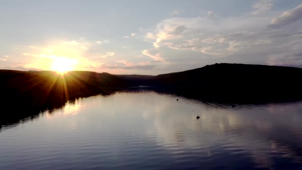 Vanuit Lucht Uitzicht Visser Boot Gouden Zonsondergang Rivier Silhouet Van — Stockvideo