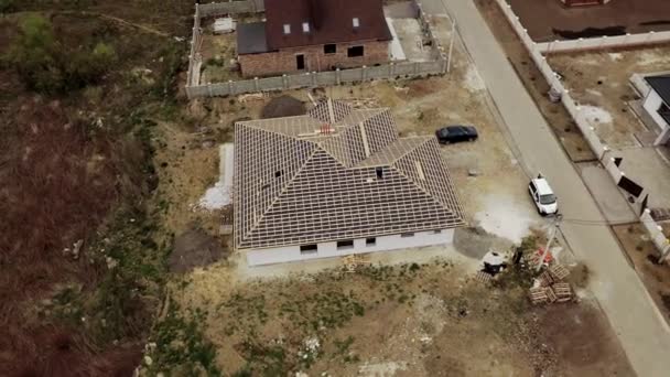 Luchtfoto Van Onafgewerkte Bakstenen Huis Met Houten Dak Frame Structuur — Stockvideo