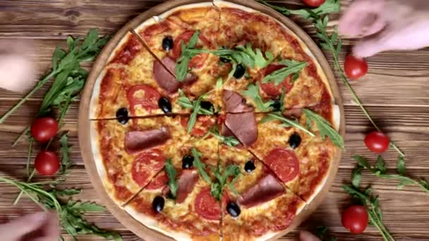 ピザのスライスを取る人々の手 ピザと手は木製の背景の上にクローズアップ — ストック動画