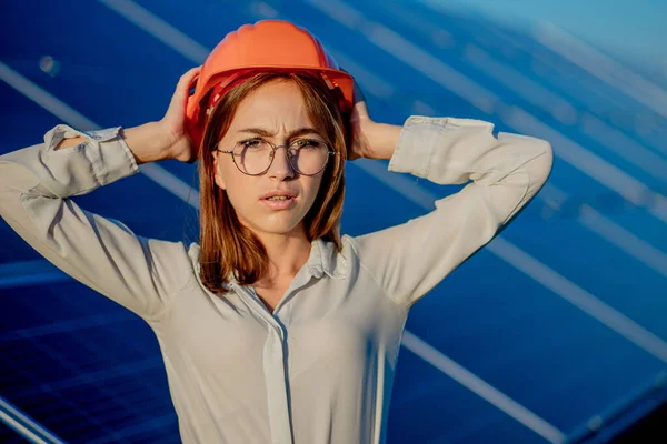 Hermoso Joven Ingeniero Pie Cerca Paneles Solares Aire Libre Green — Foto de Stock