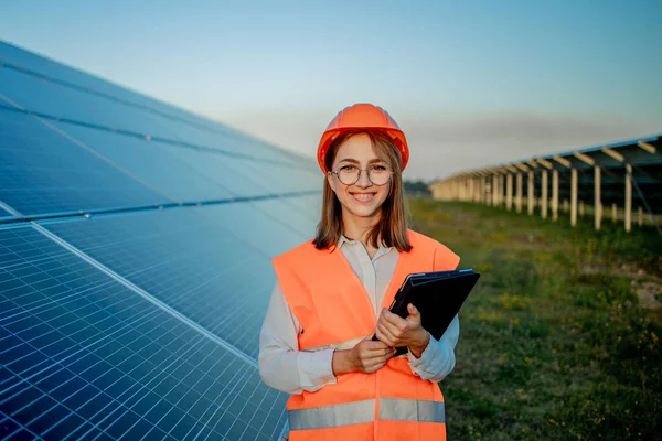 Güneş Panelleri Elektrik Çiftliği, Photovoltaic Hücre Parkı, Yeşil Enerji Konsepti 'nde çalışan Müfettiş Mühendis Kadın Tutucu Dijital Tablet.
