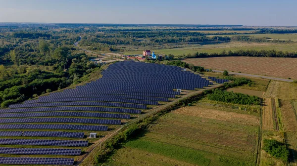 Güneşli Bir Günde Green Field Daki Güneş Enerjisi Stasyonu Nun — Stok fotoğraf