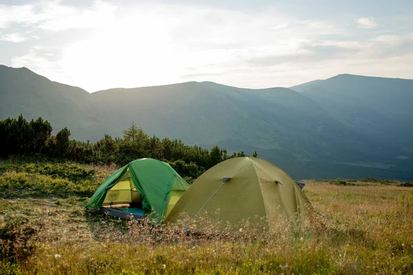 Utsikt Över Turisttält Bergen Vid Soluppgång Eller Solnedgång Camping Bakgrund — Stockfoto