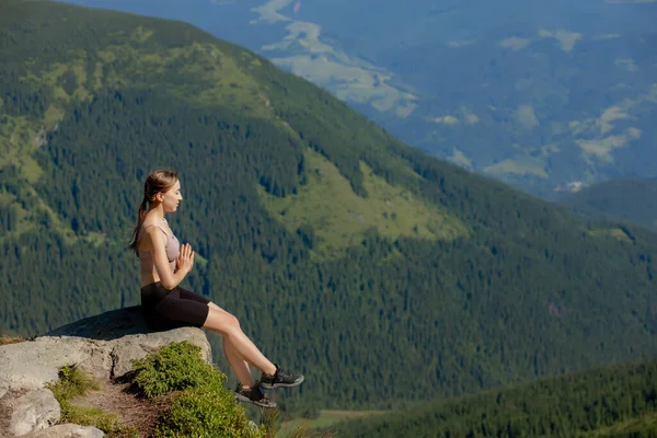 Yoga Meditazione Donna Equilibrata Pratica Meditazione Zen Yoga Energia Montagna — Foto Stock