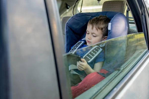 Портрет Нудного Хлопчика Який Сидить Автокріслі Безпека Перевезення Дітей — стокове фото