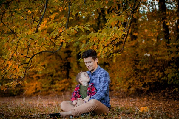 Familia Feliz Divirtiéndose Aire Libre Otoño Parque Padre Hijo Contra —  Fotos de Stock