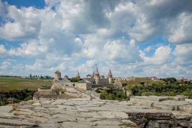 12 Ağustos 2020 Kamenets Podolsk: Kamianets-Podilskyi, Khmelnytskyi Bölgesi, Ukrayna 'daki antik kale manzarası. Kamyanets-Podilsky, bulutlu güzel gökyüzünün arka planında romantik bir şehir..