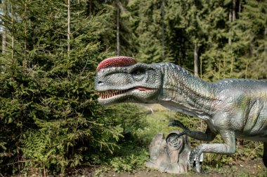 Parkta bir sürü farklı dinozor var..