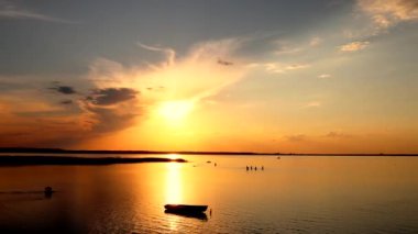 Ukrayna 'da Svityaz Gölü üzerinde günbatımı olan güzel manzara, 4k, timeleps.