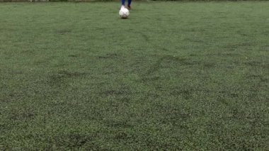 Ukrayna, Kyiv - 19 Aralık 2019: Futbolcu, defans oyuncusundan kaçınmak için numaralar yapıyor, yeşil çimlerde top sürüyor..