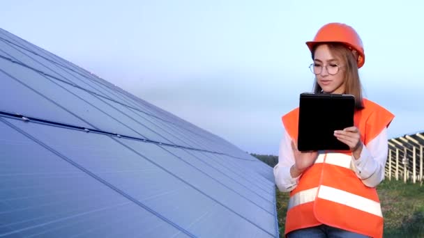 Inspector Ingeniero Mujer Sosteniendo Tablet Digital Trabajando Paneles Solares Granja — Vídeos de Stock