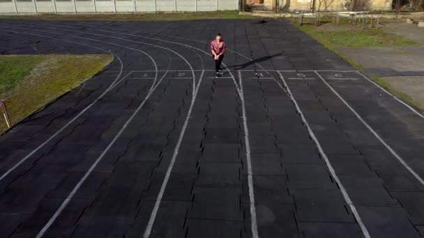 从空中观看年轻的女运动员通过参加体育运动进行体育活动 — 图库视频影像
