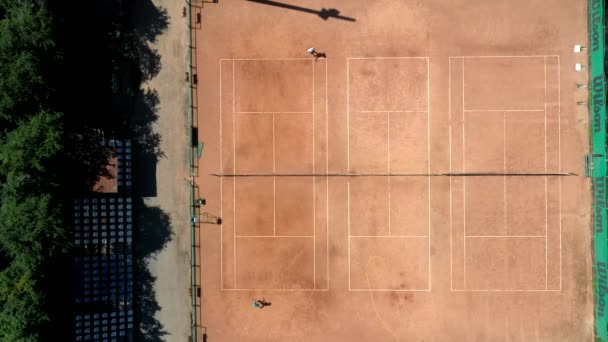 乌克兰 2020年4月4日 从上方看网球场 两名男子在比赛 他们是成熟的成年人 非常敏捷和健康 用无人机拍摄的视频 — 图库视频影像