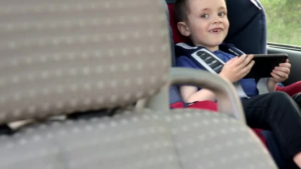 Portret Van Een Verveeld Jongetje Een Autostoeltje Veiligheid Van Het — Stockvideo