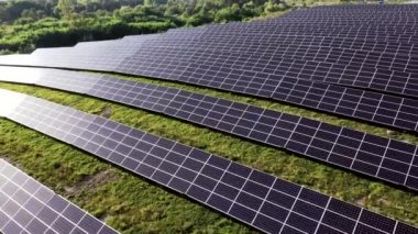 Güneş enerjisi istasyonunun hava görüntüsü, güneş ışığı, yenilenebilir enerji, güneş enerjisi ve güneş enerjisi istasyonunun hava görüntüsü.