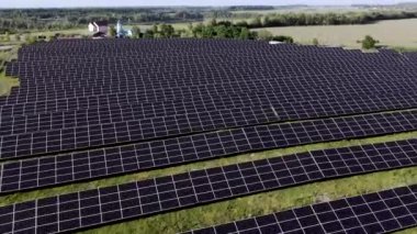 Güneş enerjisi santralinin panellerini günbatımında arka arkaya kapatın. Yeşil enerji günbatımında. Elektrik ekolojisi yenilik ortamı.