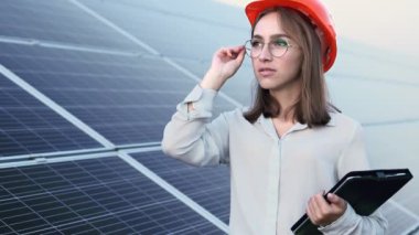 Güneş panellerinin yanında duran genç ve güzel mühendis, Yeşil Enerji Konsepti