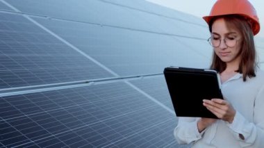 Güneş Panelleri Elektrik Çiftliği, Photovoltaic Hücre Parkı, Yeşil Enerji Konsepti 'nde çalışan Müfettiş Mühendis Kadın Tutucu Dijital Tablet