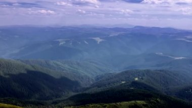 Yazın başında Karpat Dağları 'nın Picturesque manzarasının zamanaşımı. Pip Ivan Dağı 'nın manzarası. Karpatlar, Ukrayna. Zaman Süreleri
