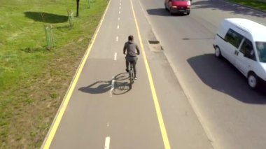 Ivano-Frankivsk, 29 Mayıs 2020: güzel şehir caddesinde bisiklet süren bisikletçinin hava aracı görüntüleri. Atletik antrenman ya da güneşli bir yaz gününde güç egzersizi. Sağlıklı bisiklet yaşam tarzı