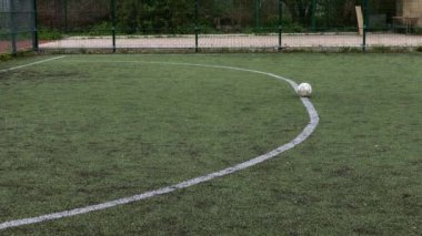 Ukrayna, Kyiv - 19 Aralık 2019: Düşük kesimli futbol oyuncusunun çimenlerde top attığı sahne