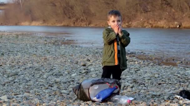 Ivano Frankivsk Mayıs 2020 Çevre Kavramını Çöpleri Plajda Plastik Şişeleri — Stok video