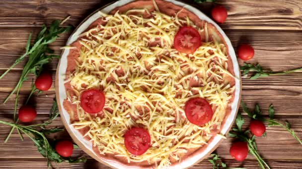ピザメーカーは 伝統的なイタリアのレシピでピザを調理 シェフはピッツェリアでトマトパスタとイタリアのピザを作る 食品の準備 国民料理を処理します 料理のコンセプト — ストック動画