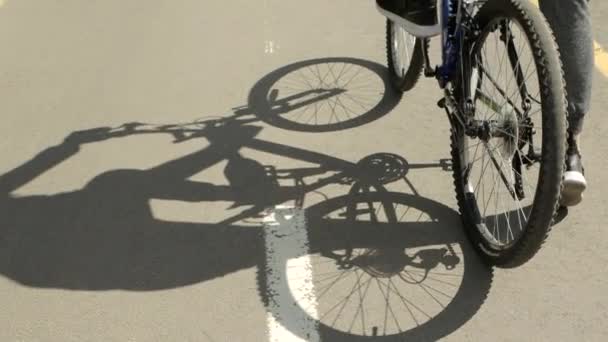 กรยานบนเลนในเม องเงาของน กรยานท สามารถจดจ าได กรยานผ านถนนในเม องถ ดจากเคร องหมายถนน — วีดีโอสต็อก