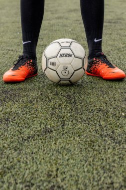 Kyiv, Ukrayna - 17 Ağustos 2019 futbol topu ayaklarıyla futbol sahasında