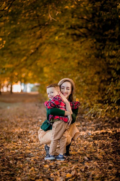 Glad Ung Mamma Leker Och Har Roligt Med Sin Lilla — Stockfoto