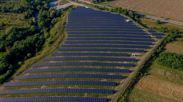 Güneşli Bir Günde Green Field Daki Güneş Enerjisi Stasyonu Nun — Stok fotoğraf