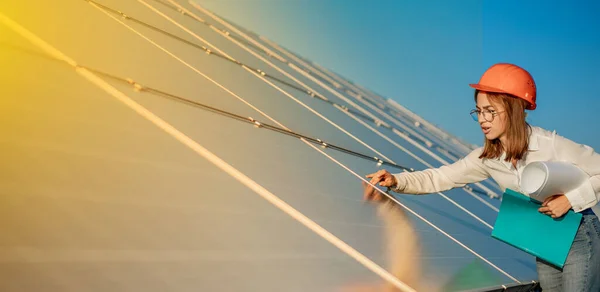 Empresarias Que Trabajan Control Equipos Planta Energía Solar Con Tableta — Foto de Stock