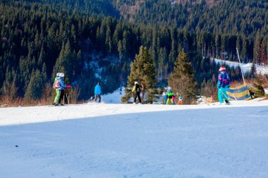 Ukrayna, Kyiv - 4 Nisan 2020: Kayakçılar ve Ukrayna 'daki kayak bölgesinin başkanları.