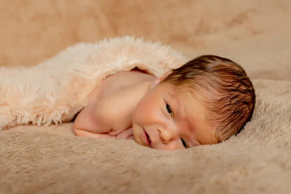 Neugeborenes Schlafend Auf Eigenen Händen Und Ellbogen Ruhend Auf Braunem — Stockfoto