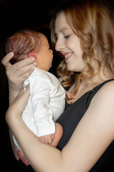 Primer Plano Retrato Hermosa Madre Joven Con Bebé Recién Nacido — Foto de Stock